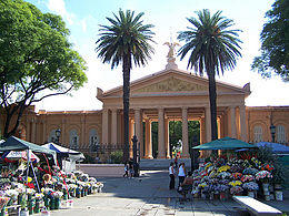 Chacarita cemetery entrance.jpg