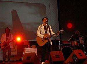 Lluís Gavaldà singing with Els Pets
