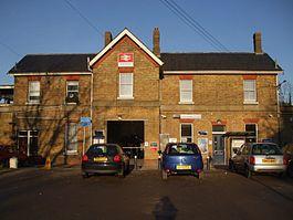 Kent House stn building.JPG