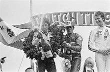 TT Assen Marco Lucchinelli (winnaar 500cc) spuitend me champagne, naast hem Bo…, Bestanddeelnr 931-5669.jpg