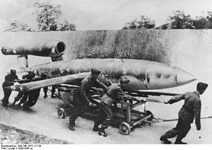 Bundesarchiv Bild 146-1975-117-26, Marschflugkörper V1 vor Start.jpg
