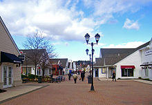 Woodbury Commons promenade.jpg