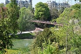 Passerelle suspendue, Buttes Chaumont, Paris 14 April 2014.jpg
