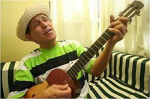 Gualberto Ibarreto cantando.jpg