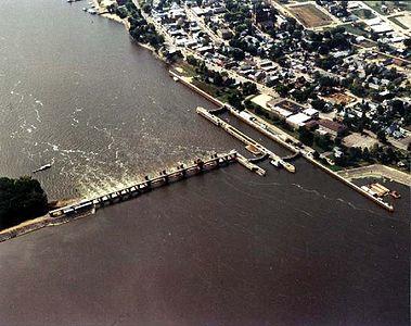 Mississippi River Lock and Dam number 10.jpg