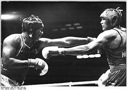 Bundesarchiv Bild 183-1990-1007-001, Berlin, TSC-Boxturnier, Roberto Balado, Arnold Venderlidje.jpg