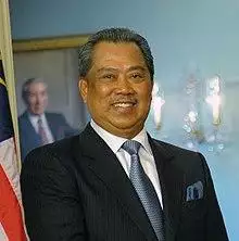 A formal photo of prime minister Mahathir Mohamad.