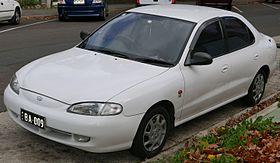 1998 Hyundai Lantra (J2) SE sedan (2015-06-08) 01.jpg