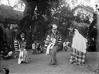 COLLECTIE TROPENMUSEUM De neushoornvogeldans door Batak dansers met maskers TMnr 10004574.jpg