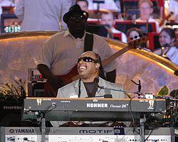 Nathan Watts behind Stevie Wonder (2006).