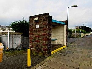 Shelter on Kilgetty railway station (geograph 5646018).jpg
