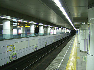 Osaka-subway-T21-Minamimorimachi-station-platform.jpg