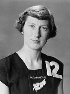 Yvette Williams 1954b.jpg