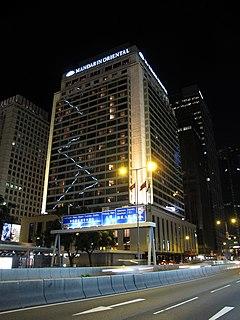Mandarin Oriental Hong Kong night view 2012.jpg
