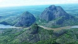 Cerros Mavecure, Inirida. - panoramio.jpg
