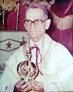 Dom Mayer em cerimônia de coroação da Virgem Maria.jpg
