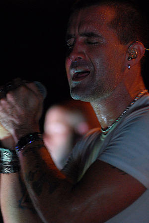 Scott Stapp performs for USS Ronald Reagan DVIDS117734.jpg