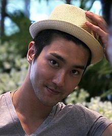 Siwon at Changi Airport, 10 May 2013 01.jpg