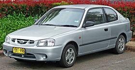 2000-2003 Hyundai Accent (LC) GL 3-door hatchback (2011-04-22).jpg