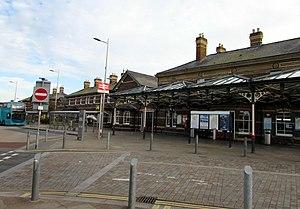 Rhyl railway station (geograph 5905469).jpg