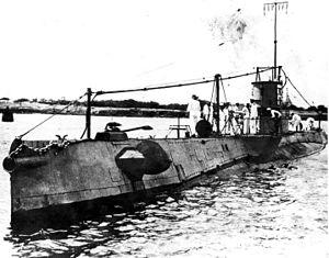 USS R-4 (SS-81).jpg