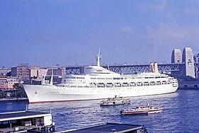 P & O Liner Canberra & Sydney ferry LADY EDELINE & Hydrofoil FAIRLIGHT at Circular Quay 4 March 1974.jpg
