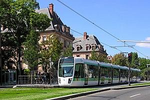 Le tramway - Flickr - besopha.jpg
