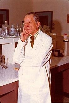 Le Dr. Armand Frappier.jpg