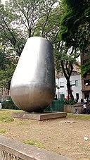 Escultura abstrata de Mário Cravo Junior na Praça da Sé 01.jpg