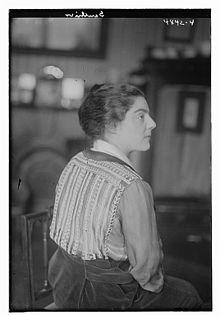 Éva Gauthier in 1919 facing right.jpg