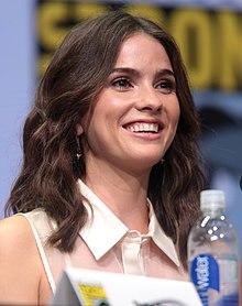Shelley Hennig by Gage Skidmore.jpg