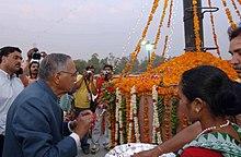 T.V. Rajeshwar paying floral tributes at the Kranti Memorial at Meerat, on the occasion of the commemoration of the 150th years of first war of independence of 1857 in Meerut (UP) on May 06, 2007.jpg