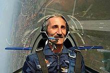 Besenyei Péter vezet.jpg