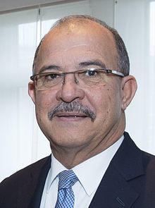 Gouverneur Aruba Refunjol bij Koenders (cropped).jpg