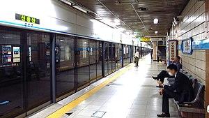 Seoul-metro-429-Sinyongsan-station-platform-20191022-154052.jpg