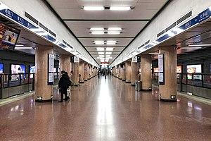 Platform of L2 Beijing Railway Station (20201224162315).jpg