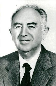 Adil Çarçani (portret).jpeg