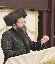 BoboverRebbeGivingShiurCholHamoadPesach5768.jpg