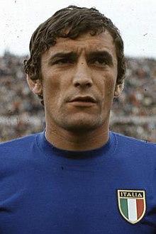 Gigi Riva, Italia, 1968 (cropped 2).JPG