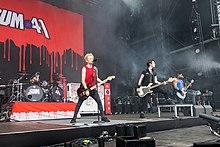 Sum 41 - 2017154162507 2017-06-03 Rock am Ring - Sven - 5DS R - 0144 - 5DSR0212 (cropped).jpg