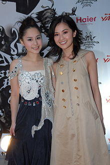 Gillian Chung (left) and Charlene Choi (right) on the red carpet at the MTV Asia Awards in Bangkok, Thailand on 6 May 2006