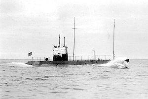 NH-51152 USS L-1 running trials.jpg