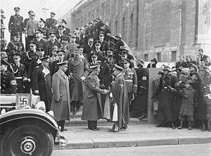 Bundesarchiv Bild 183-E03059, Berlin, Pergamon Museum, Ausstellungsbesuch Hitler.jpg