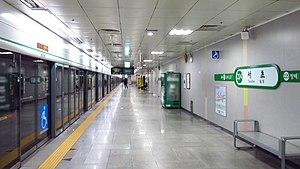 Seoul-metro-224-Seocho-station-platform-20181121-140806.jpg