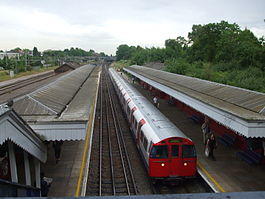 Kenton station northbound Bakerloo line look south.JPG