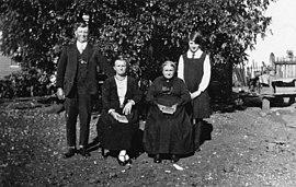StateLibQld 1 69627 Badke family of Roadvale, 1928.jpg
