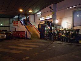 Mill Hill Broadway stn main entrance.JPG