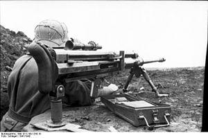 Bundesarchiv Bild 101I-189-1250-10, Russland-Süd, Soldat mit Panzerbüchse.jpg