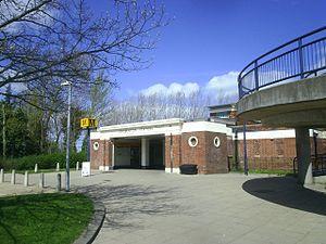 Longbenton Metro station, 28 February 2006.jpg