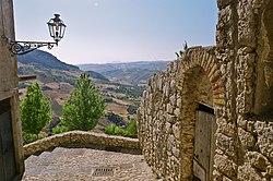 Il paese si afffaccia sulla valle.jpg